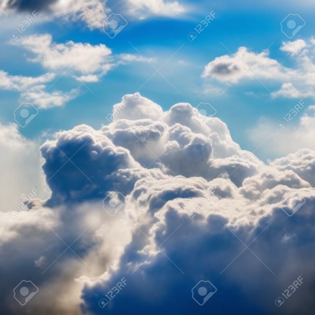 Kümülüs bulutları ve mavi gökyüzü - açık havada ateş