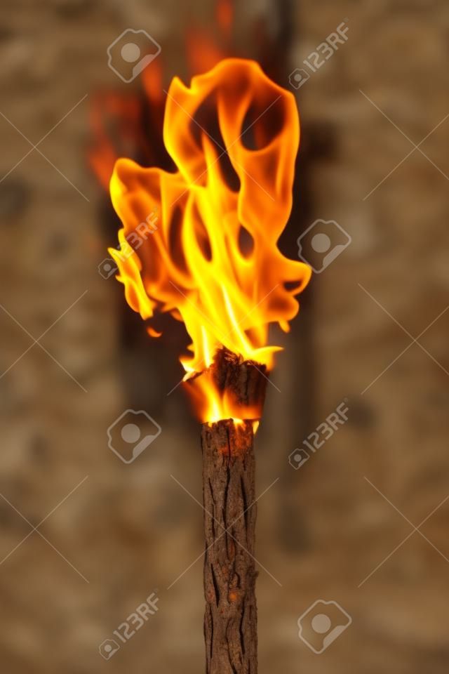 Rozpal ogień na patyku zapałki, ogień się rodzi