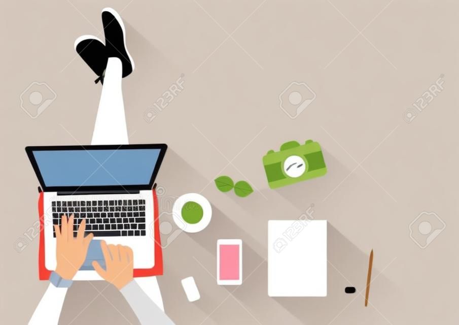 Mulher sentada no chão e trabalhando com laptop. Ilustração plana vista superior de relaxar em casa. Ilustração vetorial