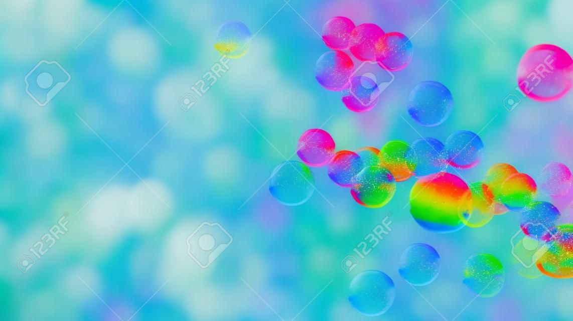 El arco iris burbujea desde el ventilador de la burbuja