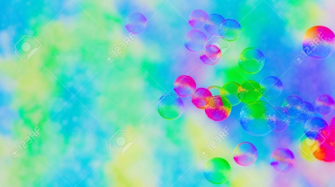 El arco iris burbujea desde el ventilador de la burbuja
