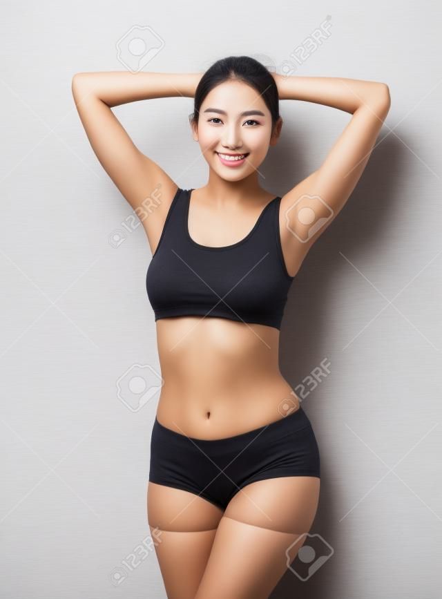 Portret jonge Aziatische vrouw glimlachen mooie lichaam dieet met fit geïsoleerd op witte achtergrond, model meisje gewicht slank met cellulitis of calorieën, gezondheid en wellness concept.