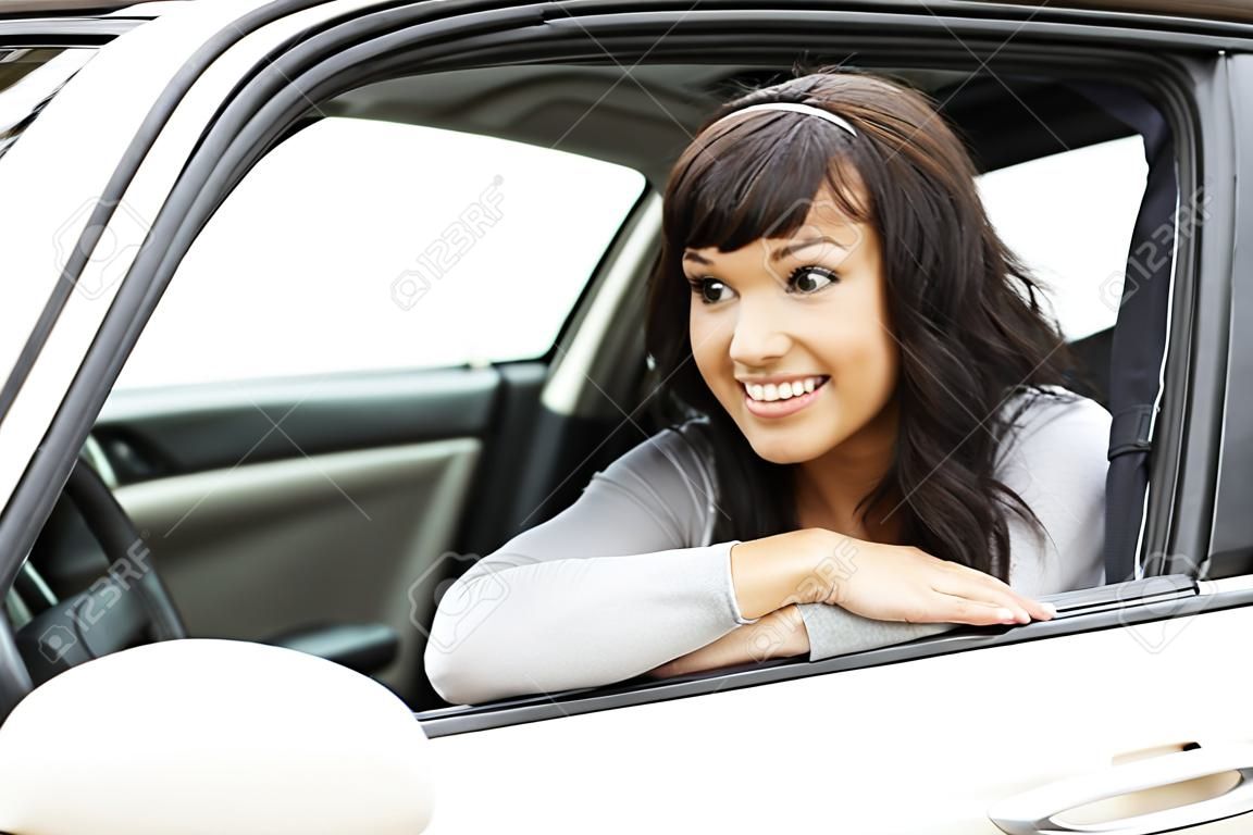 Mujer piloto bonita en un coche blanco