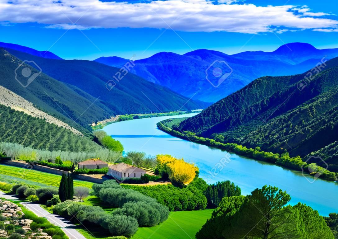 Река Эбро. Самая важная река на Пиренейском полуострове. Миравет, Испания