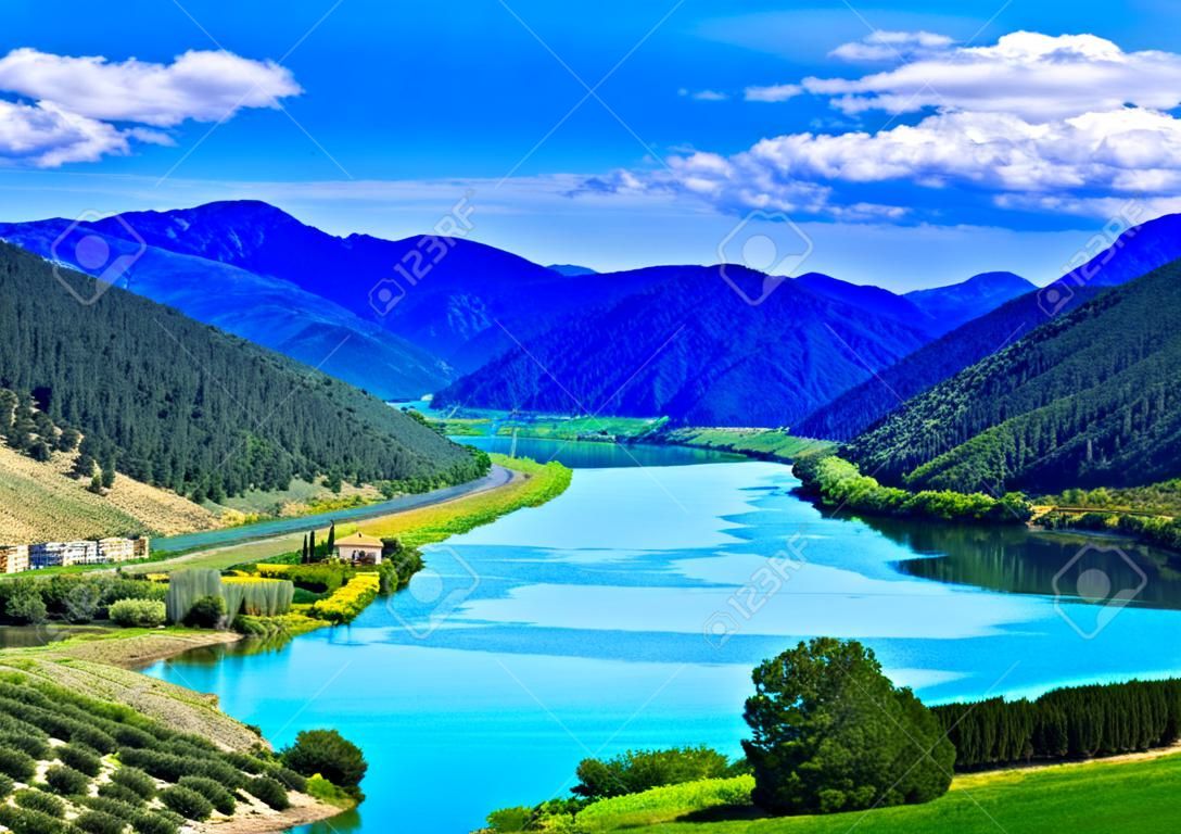 De rivier de Ebro. Belangrijkste rivier op het Iberisch schiereiland. Miravet, Spanje