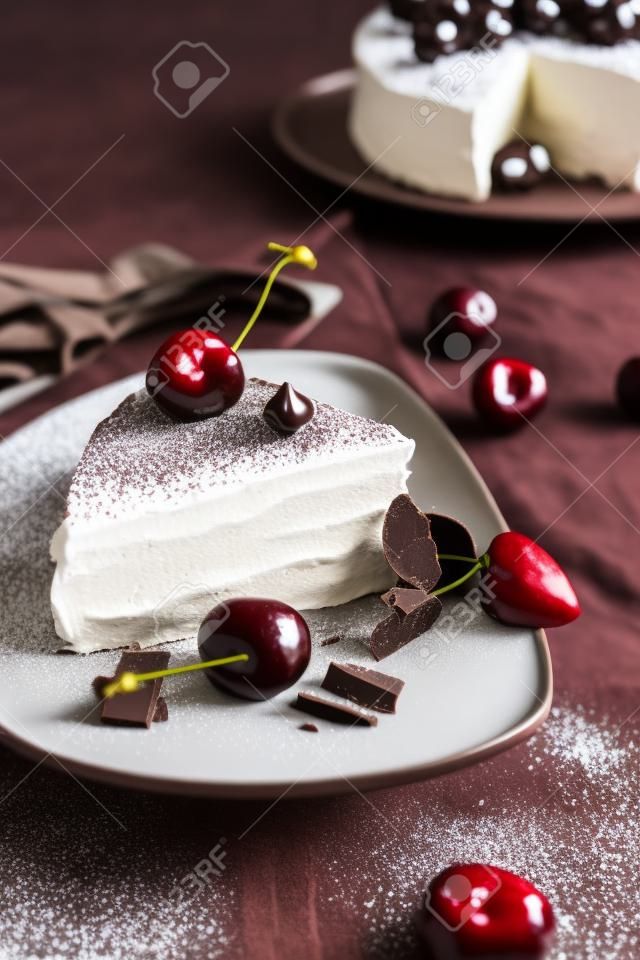 巧克力蛋糕，由可可搅打奶油制成，饰以巧克力碎屑和樱桃。