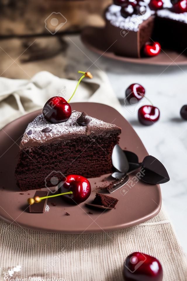 チョコレート ケーキは、ココアのホイップ クリームで満ちていた、チョコレートの削りくずやチェリーで飾られました。