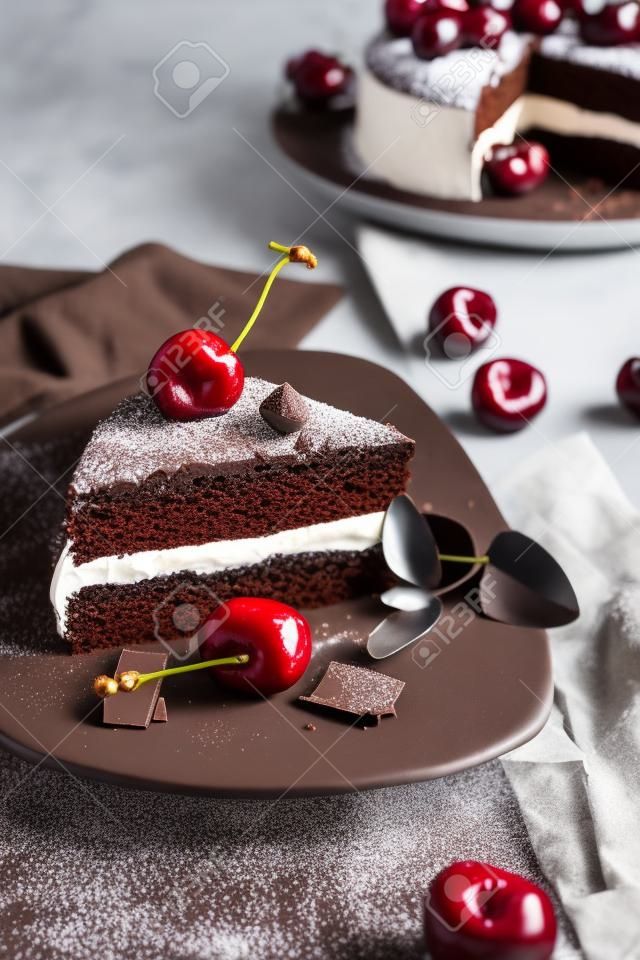 チョコレート ケーキは、ココアのホイップ クリームで満ちていた、チョコレートの削りくずやチェリーで飾られました。