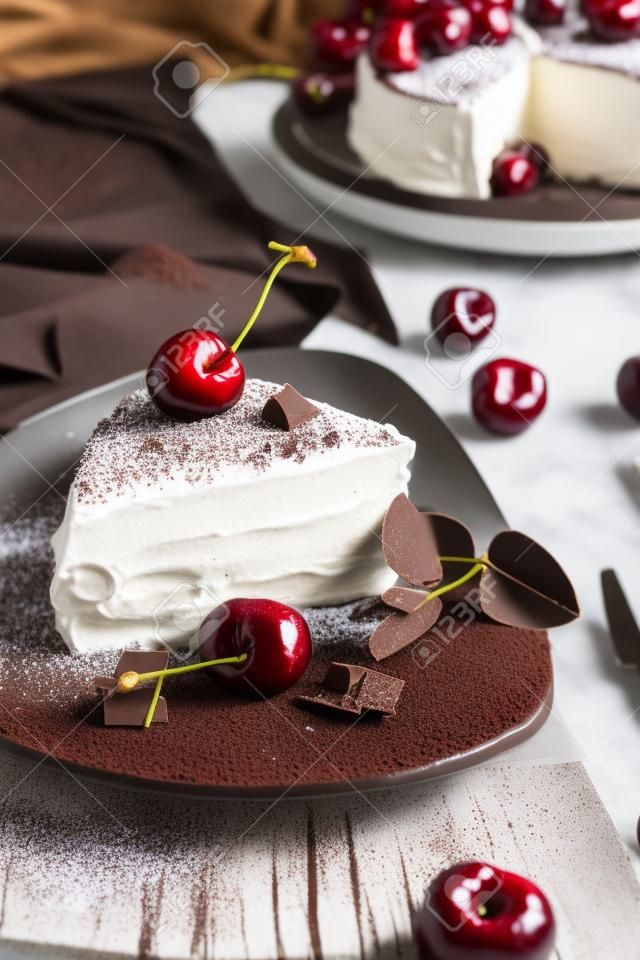 巧克力蛋糕，由可可搅打奶油制成，饰以巧克力碎屑和樱桃。