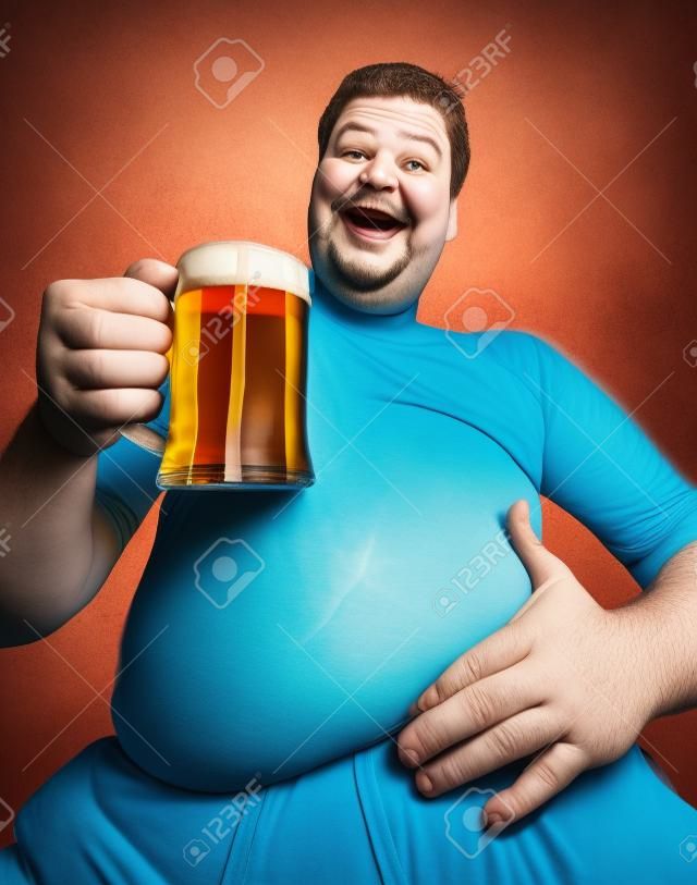 Ritratto di divertente uomo grasso con un bicchiere di birra