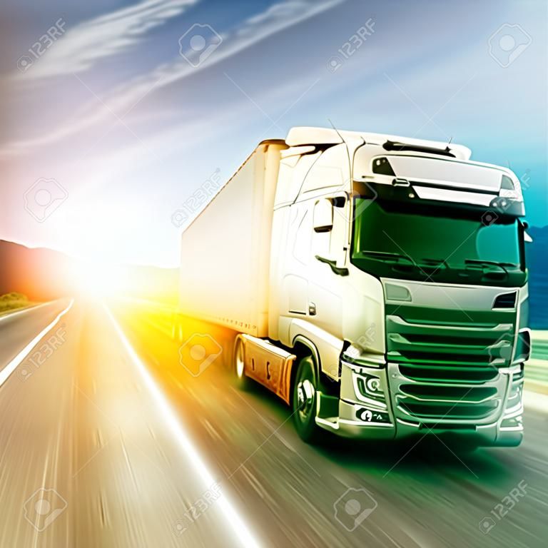 Szara ciężarówka na autostradzie drogowego w sunlights