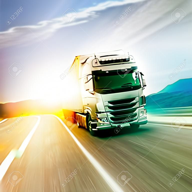 Gray teherautó autópályán közúti sunlights