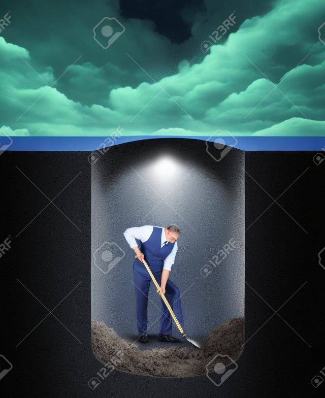 Бизнесмен роет тоннель глубоко в землю