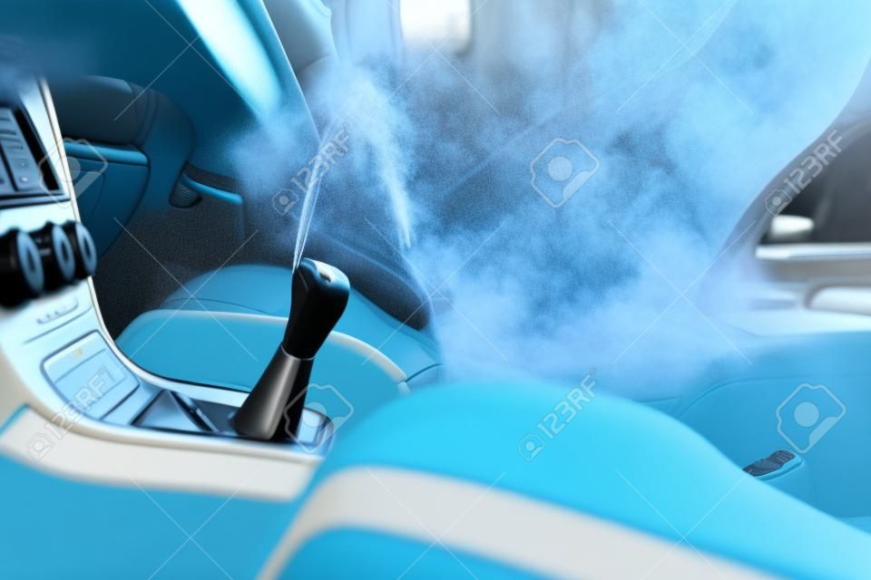 Nettoyage à sec de l'intérieur de la voiture avec un nettoyeur vapeur