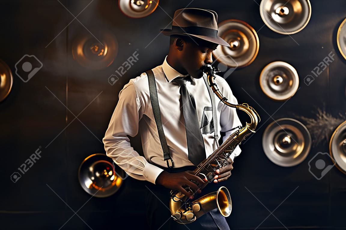 Schwarzer Jazzer mit Hut spielt Saxophon auf der Bühne