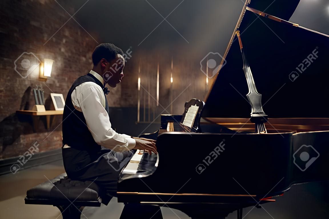 Black Grand Piano Player, Jazz Performance Фотография, картинки,  изображения и сток-фотография без роялти. Image 132284467