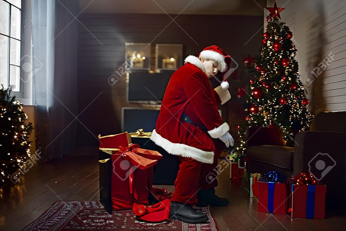 Slechte dronken Santa Claus plassen op geschenken