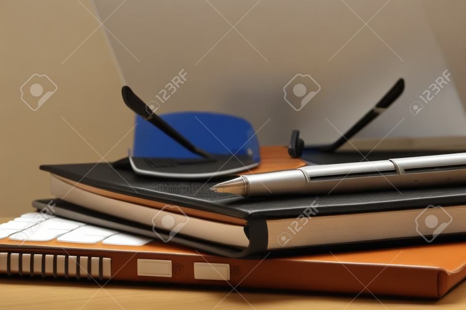 Büroarbeitsplatz mit Laptop und Notizblock