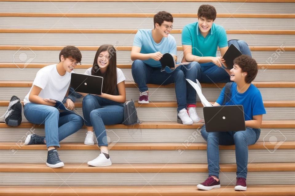 Grupo de adolescentes felices estudiantes de secundaria al aire libre