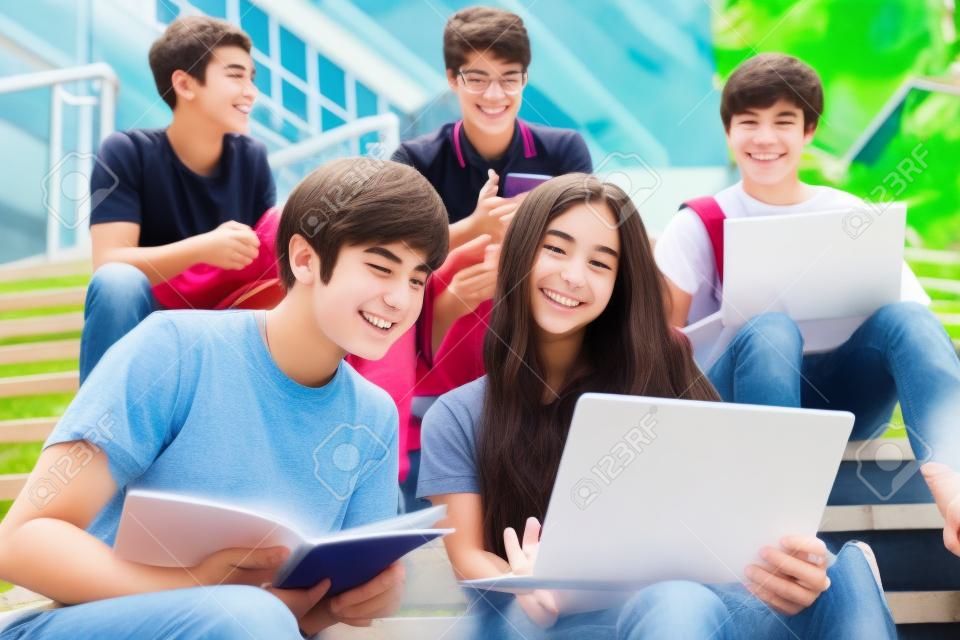 행복 한 하이 틴 고등학교 학생 야외에서의 그룹