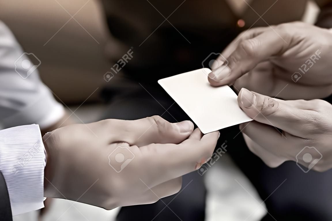 Executivo de negócios trocando o cartão de visita