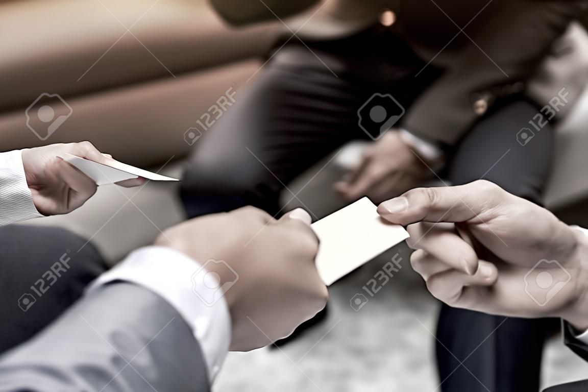 Executivo de negócios trocando o cartão de visita