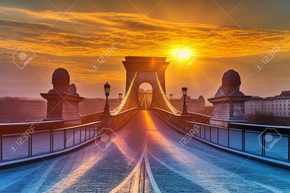 Most Łańcuchowy, gdy wschód słońca, Budapeszt, Węgry