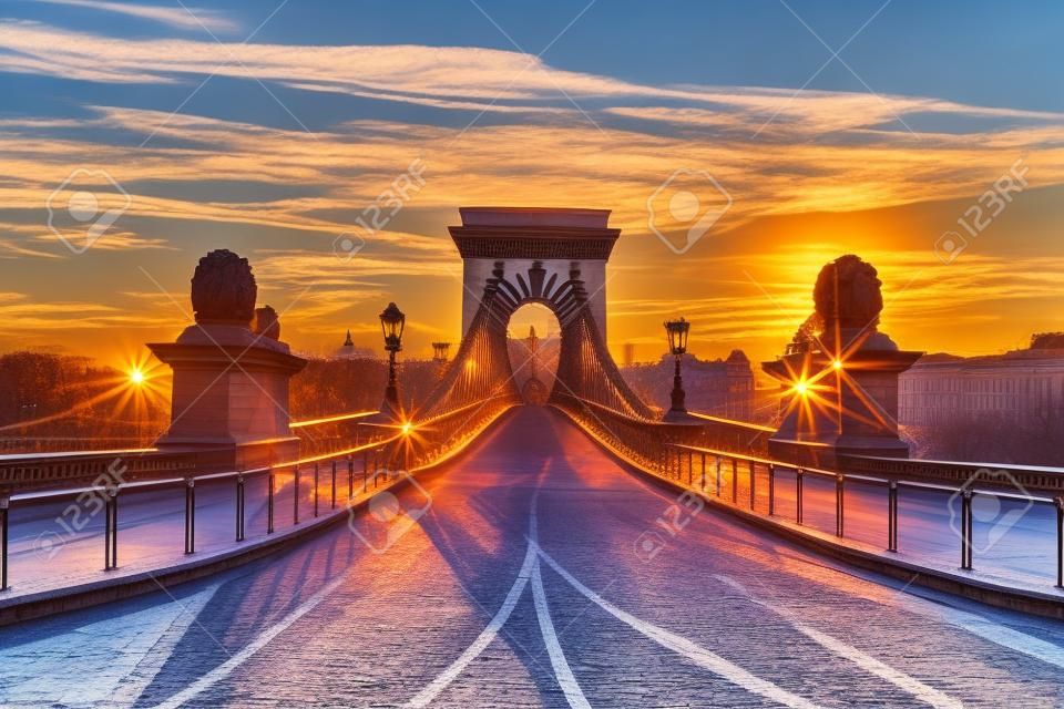 Most Łańcuchowy, gdy wschód słońca, Budapeszt, Węgry