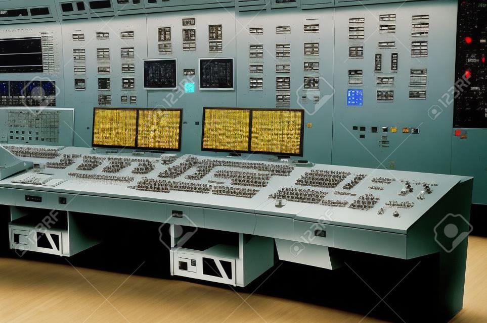 Centralna dyspozytornia elektrowni jądrowej. Fragment panelu sterowania reaktorem jądrowym.