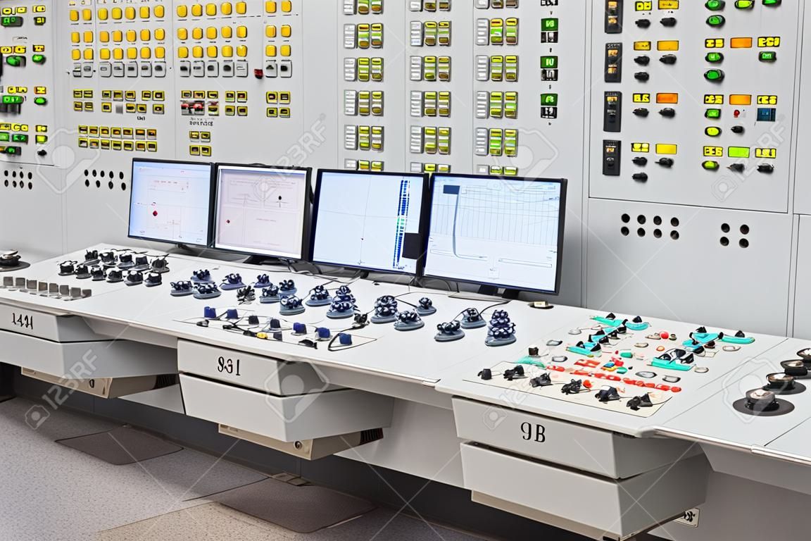 Centralna dyspozytornia elektrowni jądrowej. Fragment panelu sterowania reaktorem jądrowym.