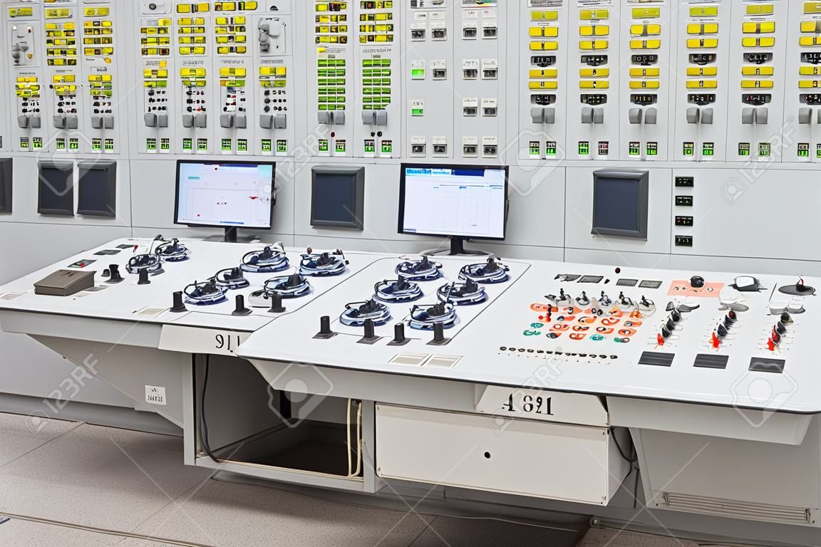 原子力発電所の中央制御室。原子炉制御パネルのフラグメント。