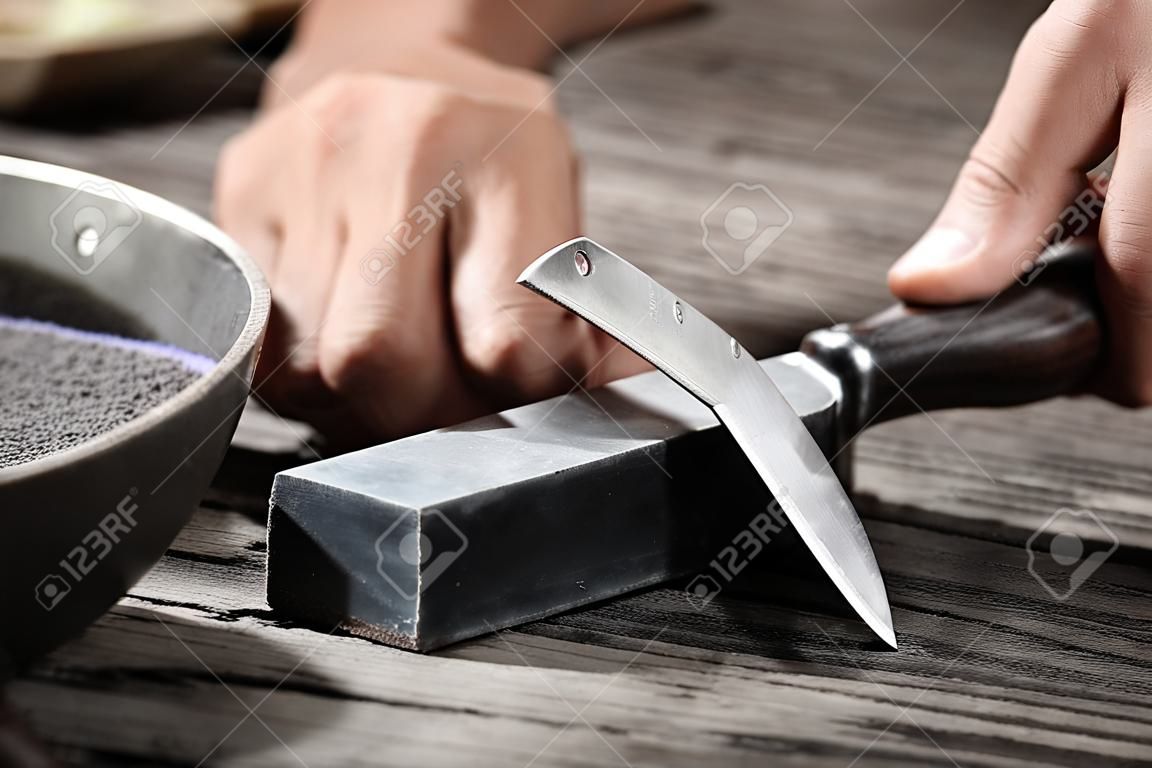 砥石でナイフを研ぐ