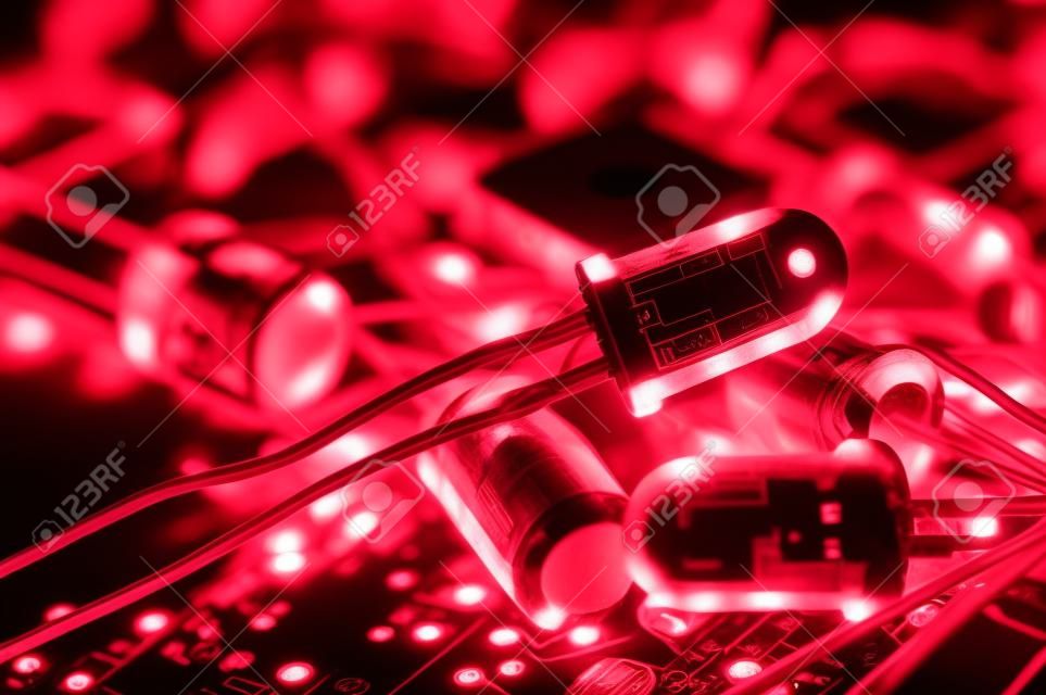 Primer rojo LED en el montón de piezas electrónicas