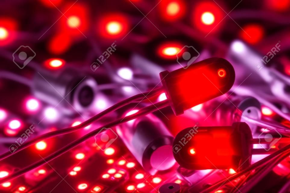 Primer rojo LED en el montón de piezas electrónicas