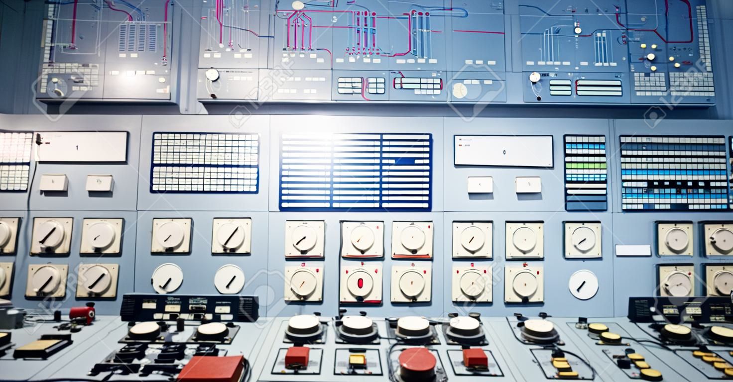 Sala de control de una planta de generación de energía de edad