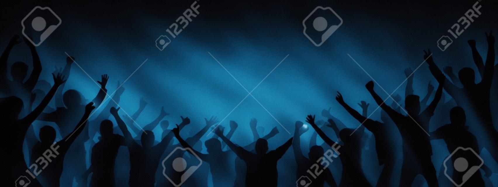 Menschenmenge applaudiert. Getrennte getrennte Leute, Schattenbild. Publikum anfeuern. Party, Applaus. Fans tanzen Konzert, Disco