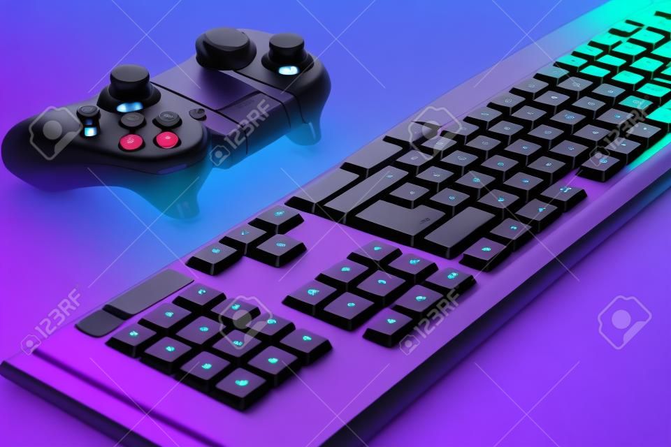 Toetsenbord en joystick op violette tafel achtergrond.