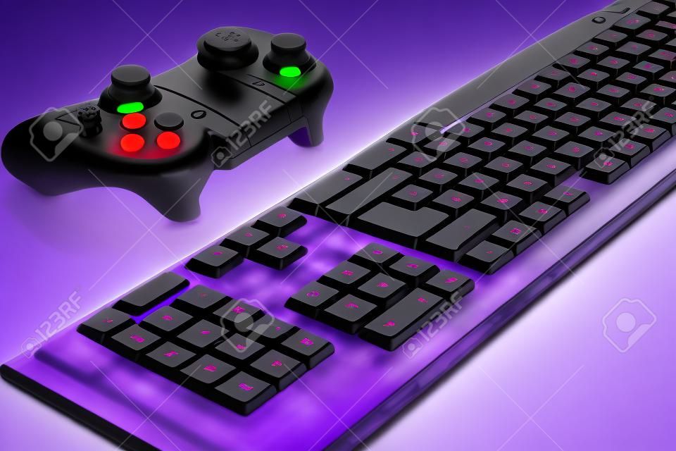 Toetsenbord en joystick op violette tafel achtergrond.