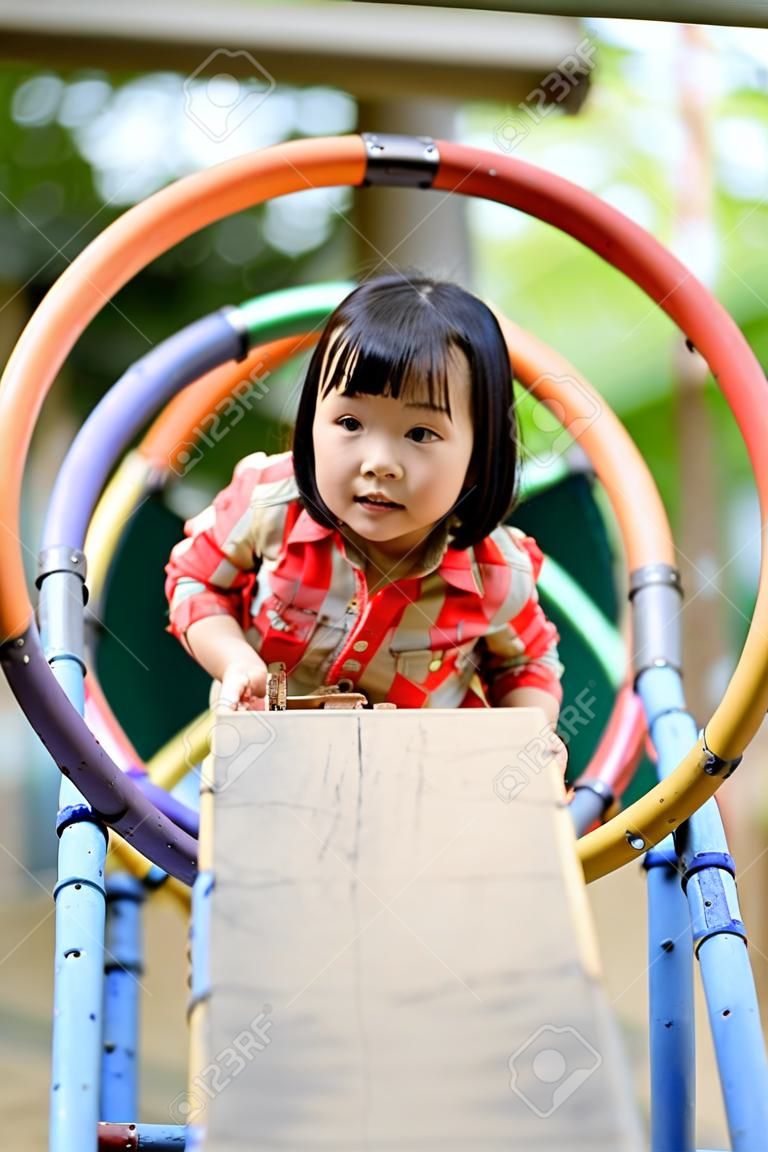 Asia niño jugando en el Parque de atracciones