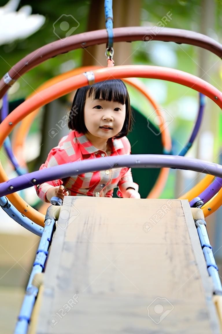 Asia niño jugando en el Parque de atracciones