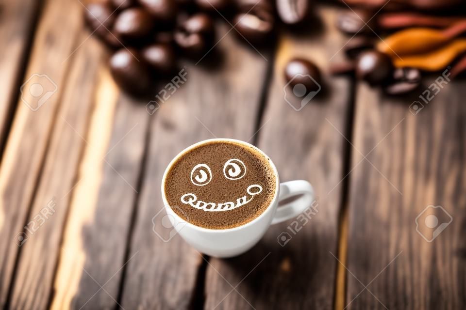 木製の背景での幸せなコーヒー