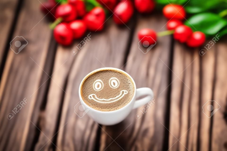 szczęśliwa kawy na drewnianym tle