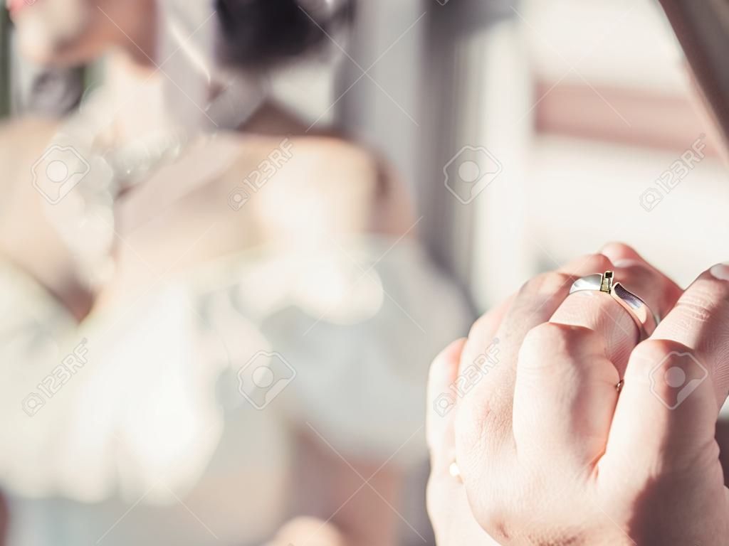 Anillo de bodas en el novio la mano.