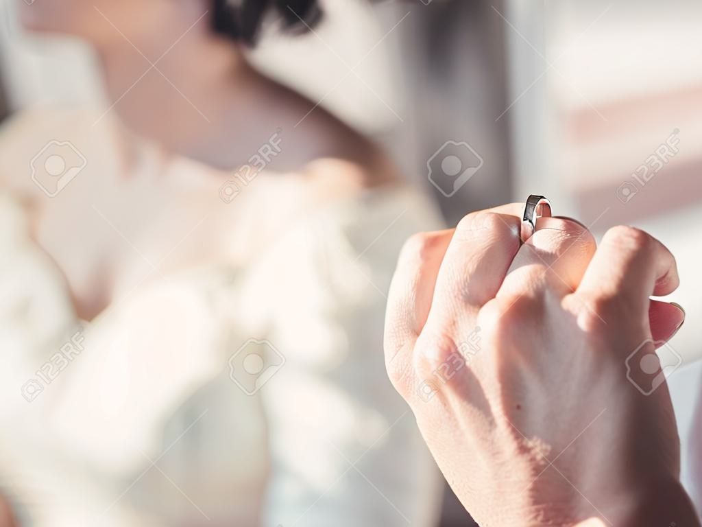 Anillo de bodas en el novio la mano.