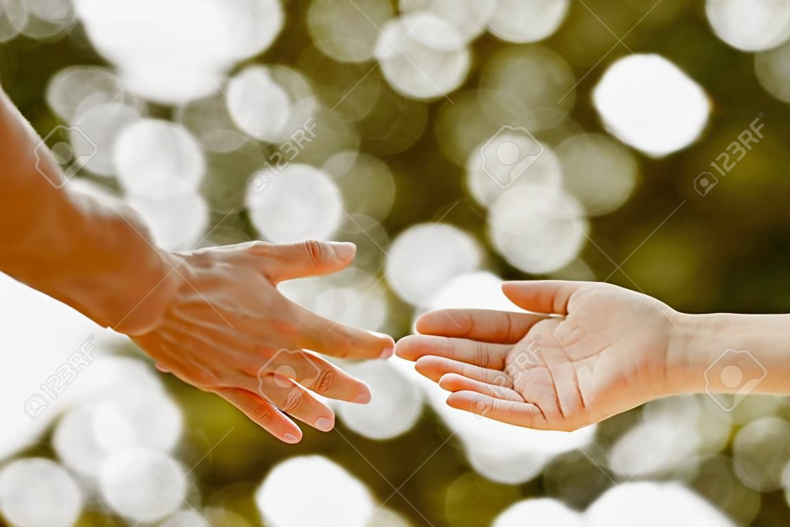 Koncepcja pomocnej dłoni. dziękuję za wsparcie. jak mogę ci pomóc. międzynarodowy dzień pokoju. rozwijaj przyjaźń. proszę, pomóż mi.