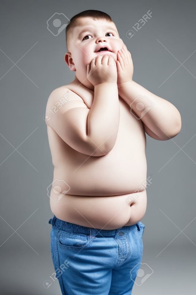 Ein Junge mit Stoffwechselstörungen. Kind mit dem Problem der Fettleibigkeit bei Kindern. Übergewichtiger fettleibiger fetter Junge. Foto in hoher Qualität.