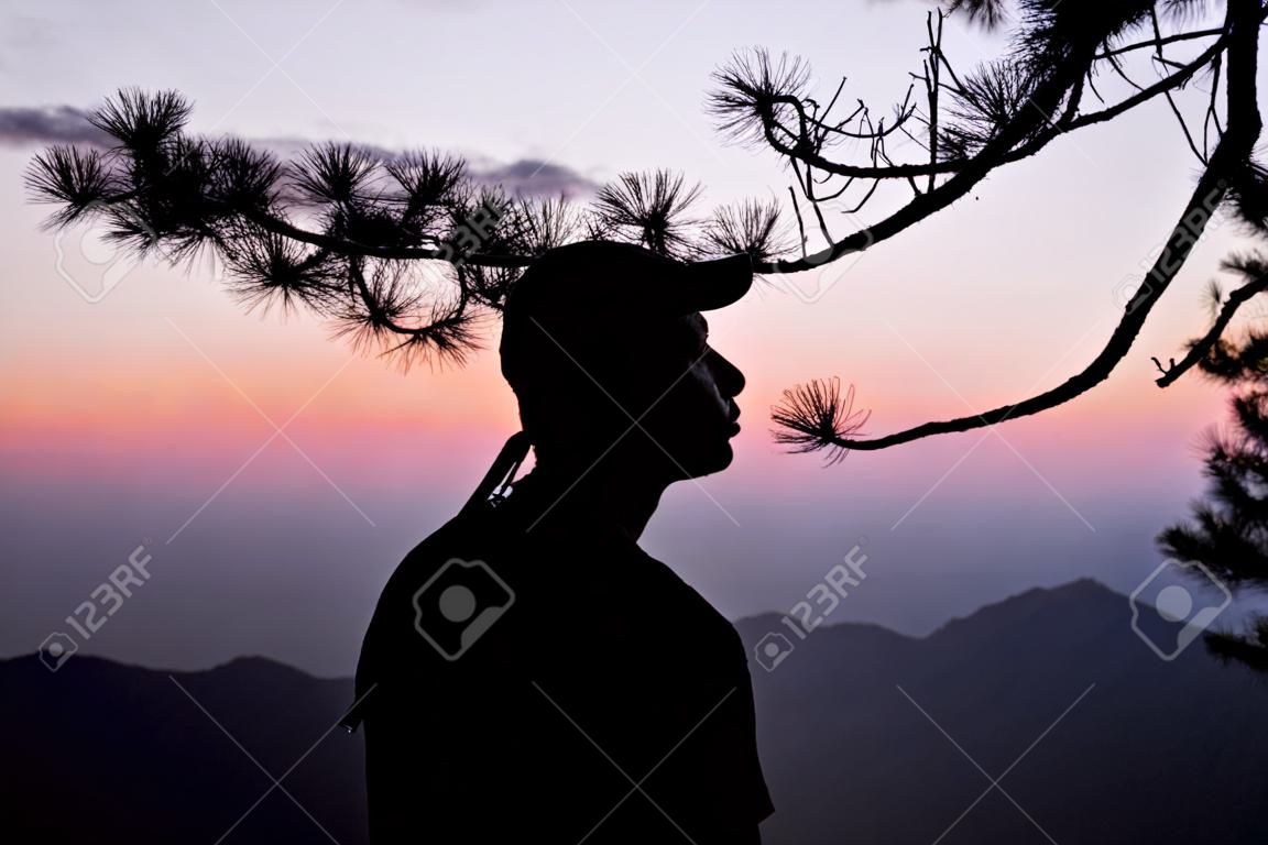 Silhouette de l'homme sur la montagne avec le lever du soleil. Élément de conception.