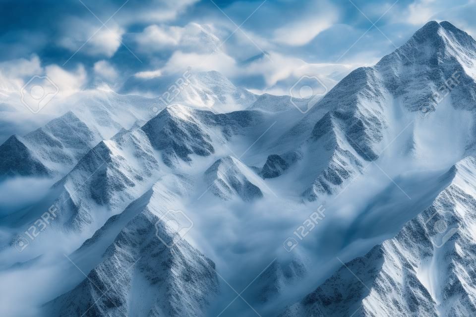 Foto del paisaje de montañas cubiertas de nieve en los Alpes