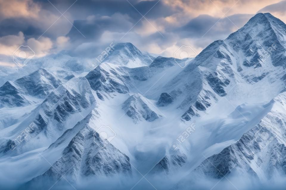알프스의 눈 덮인 산의 풍경 사진