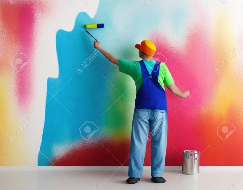 家の壁の色を塗る人